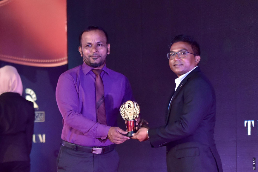 ޒުވާނުންނާއި އަންހެނުންގެ ކުރިއެރުމަށް މަސައްކަތްކުރާ ރީޖަނަލް އެލަޔަންސް ފޯ ފޮސްޓަރިން ޔޫތު (ރަފީ) ޖަމިއްޔާގެ ގާލާ ނައިޓްގެ ތެރެއިން: ސަން ސިޔާމް ގުރޫޕްގެ ޗެއާމަން އަހްމަދު ސިޔާމް މުހައްމަދު ޝަރަފުވެރި ކޮށްދެއްވި މި ރަސްމިއްޔާތުގައި ވަނީ "މިތުރު" އަލްބަމްގެ ނަމުގައި ލަވަ އަލްބަމެއްވެސް ނެރެފަ---ސަން ފޮޓޯ/ މުހައްމަދު އަފްރާހް 