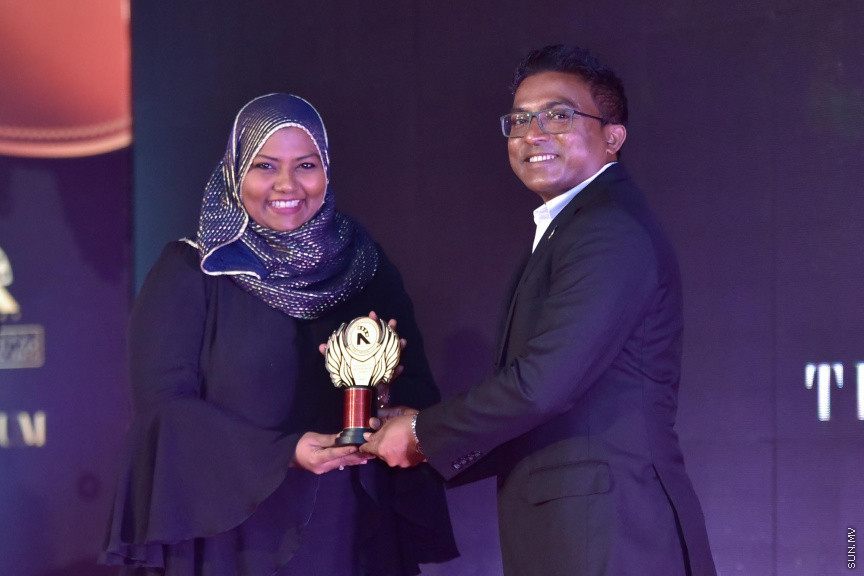 ޒުވާނުންނާއި އަންހެނުންގެ ކުރިއެރުމަށް މަސައްކަތްކުރާ ރީޖަނަލް އެލަޔަންސް ފޯ ފޮސްޓަރިން ޔޫތު (ރަފީ) ޖަމިއްޔާގެ ގާލާ ނައިޓްގެ ތެރެއިން: ސަން ސިޔާމް ގުރޫޕްގެ ޗެއާމަން އަހްމަދު ސިޔާމް މުހައްމަދު ޝަރަފުވެރި ކޮށްދެއްވި މި ރަސްމިއްޔާތުގައި ވަނީ "މިތުރު" އަލްބަމްގެ ނަމުގައި ލަވަ އަލްބަމެއްވެސް ނެރެފަ---ސަން ފޮޓޯ/ މުހައްމަދު އަފްރާހް 