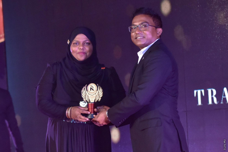 ޒުވާނުންނާއި އަންހެނުންގެ ކުރިއެރުމަށް މަސައްކަތްކުރާ ރީޖަނަލް އެލަޔަންސް ފޯ ފޮސްޓަރިން ޔޫތު (ރަފީ) ޖަމިއްޔާގެ ގާލާ ނައިޓްގެ ތެރެއިން: ސަން ސިޔާމް ގުރޫޕްގެ ޗެއާމަން އަހްމަދު ސިޔާމް މުހައްމަދު ޝަރަފުވެރި ކޮށްދެއްވި މި ރަސްމިއްޔާތުގައި ވަނީ "މިތުރު" އަލްބަމްގެ ނަމުގައި ލަވަ އަލްބަމެއްވެސް ނެރެފަ---ސަން ފޮޓޯ/ މުހައްމަދު އަފްރާހް 