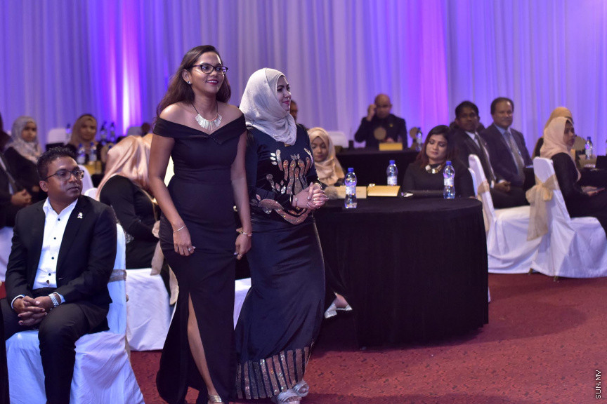 ޒުވާނުންނާއި އަންހެނުންގެ ކުރިއެރުމަށް މަސައްކަތްކުރާ ރީޖަނަލް އެލަޔަންސް ފޯ ފޮސްޓަރިން ޔޫތު (ރަފީ) ޖަމިއްޔާގެ ގާލާ ނައިޓްގެ ތެރެއިން: ސަން ސިޔާމް ގުރޫޕްގެ ޗެއާމަން އަހްމަދު ސިޔާމް މުހައްމަދު ޝަރަފުވެރި ކޮށްދެއްވި މި ރަސްމިއްޔާތުގައި ވަނީ "މިތުރު" އަލްބަމްގެ ނަމުގައި ލަވަ އަލްބަމެއްވެސް ނެރެފަ---ސަން ފޮޓޯ/ މުހައްމަދު އަފްރާހް 