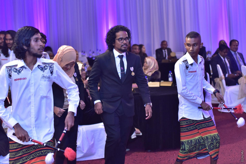 ޒުވާނުންނާއި އަންހެނުންގެ ކުރިއެރުމަށް މަސައްކަތްކުރާ ރީޖަނަލް އެލަޔަންސް ފޯ ފޮސްޓަރިން ޔޫތު (ރަފީ) ޖަމިއްޔާގެ ގާލާ ނައިޓްގެ ތެރެއިން: ސަން ސިޔާމް ގުރޫޕްގެ ޗެއާމަން އަހްމަދު ސިޔާމް މުހައްމަދު ޝަރަފުވެރި ކޮށްދެއްވި މި ރަސްމިއްޔާތުގައި ވަނީ "މިތުރު" އަލްބަމްގެ ނަމުގައި ލަވަ އަލްބަމެއްވެސް ނެރެފަ---ސަން ފޮޓޯ/ މުހައްމަދު އަފްރާހް 
