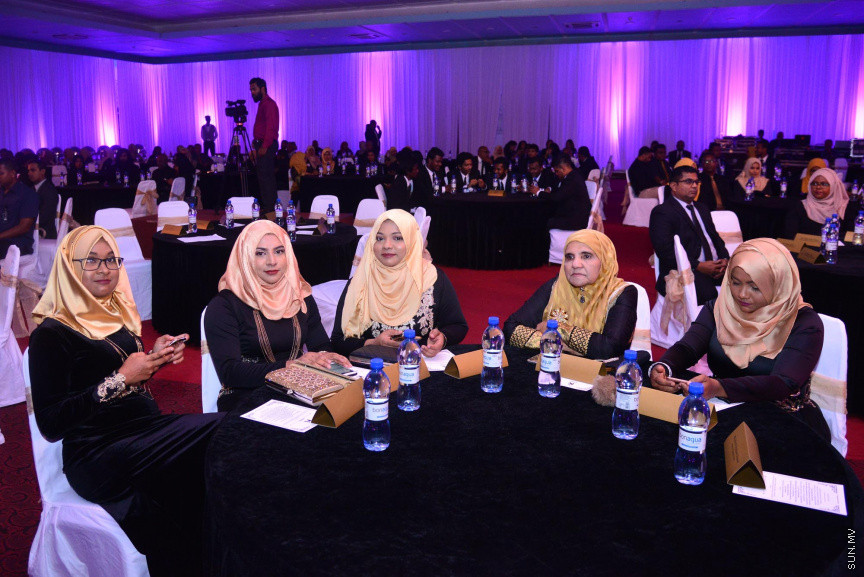 ޒުވާނުންނާއި އަންހެނުންގެ ކުރިއެރުމަށް މަސައްކަތްކުރާ ރީޖަނަލް އެލަޔަންސް ފޯ ފޮސްޓަރިން ޔޫތު (ރަފީ) ޖަމިއްޔާގެ ގާލާ ނައިޓްގެ ތެރެއިން: ސަން ސިޔާމް ގުރޫޕްގެ ޗެއާމަން އަހްމަދު ސިޔާމް މުހައްމަދު ޝަރަފުވެރި ކޮށްދެއްވި މި ރަސްމިއްޔާތުގައި ވަނީ "މިތުރު" އަލްބަމްގެ ނަމުގައި ލަވަ އަލްބަމެއްވެސް ނެރެފަ---ސަން ފޮޓޯ/ މުހައްމަދު އަފްރާހް 