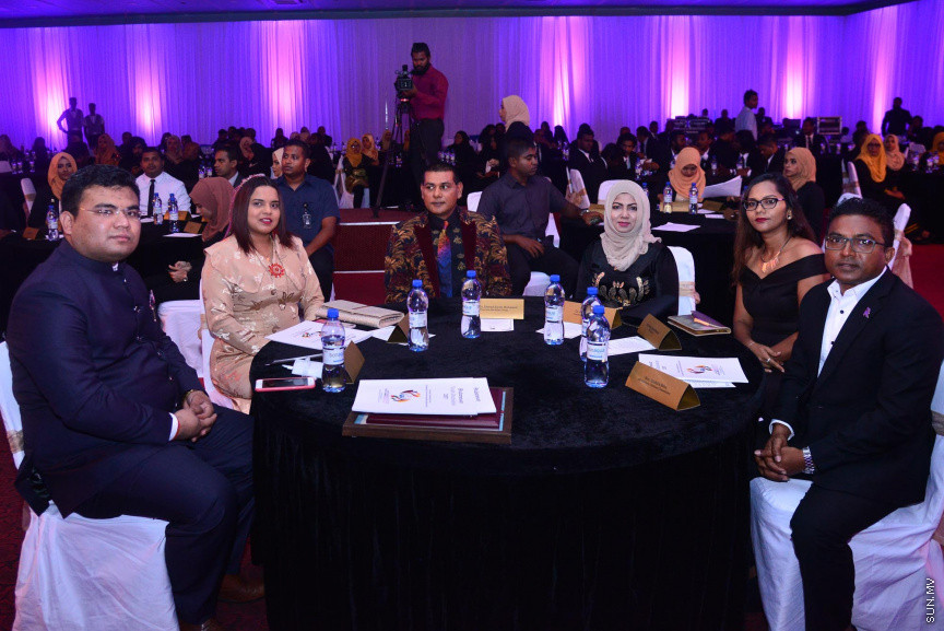 ޒުވާނުންނާއި އަންހެނުންގެ ކުރިއެރުމަށް މަސައްކަތްކުރާ ރީޖަނަލް އެލަޔަންސް ފޯ ފޮސްޓަރިން ޔޫތު (ރަފީ) ޖަމިއްޔާގެ ގާލާ ނައިޓްގެ ތެރެއިން: ސަން ސިޔާމް ގުރޫޕްގެ ޗެއާމަން އަހްމަދު ސިޔާމް މުހައްމަދު ޝަރަފުވެރި ކޮށްދެއްވި މި ރަސްމިއްޔާތުގައި ވަނީ "މިތުރު" އަލްބަމްގެ ނަމުގައި ލަވަ އަލްބަމެއްވެސް ނެރެފަ---ސަން ފޮޓޯ/ މުހައްމަދު އަފްރާހް 