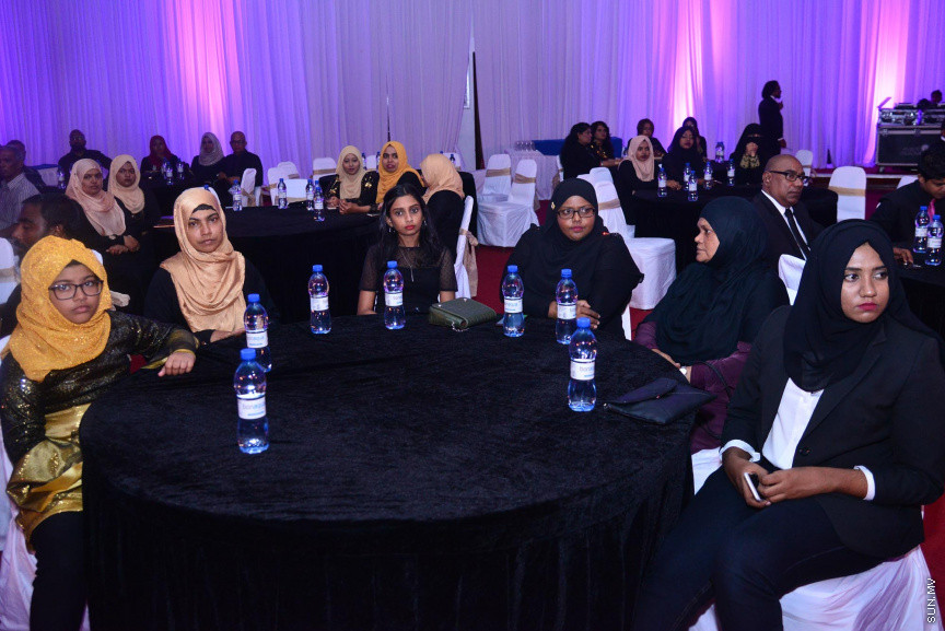 ޒުވާނުންނާއި އަންހެނުންގެ ކުރިއެރުމަށް މަސައްކަތްކުރާ ރީޖަނަލް އެލަޔަންސް ފޯ ފޮސްޓަރިން ޔޫތު (ރަފީ) ޖަމިއްޔާގެ ގާލާ ނައިޓްގެ ތެރެއިން: ސަން ސިޔާމް ގުރޫޕްގެ ޗެއާމަން އަހްމަދު ސިޔާމް މުހައްމަދު ޝަރަފުވެރި ކޮށްދެއްވި މި ރަސްމިއްޔާތުގައި ވަނީ "މިތުރު" އަލްބަމްގެ ނަމުގައި ލަވަ އަލްބަމެއްވެސް ނެރެފަ---ސަން ފޮޓޯ/ މުހައްމަދު އަފްރާހް 