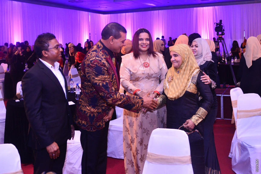 ޒުވާނުންނާއި އަންހެނުންގެ ކުރިއެރުމަށް މަސައްކަތްކުރާ ރީޖަނަލް އެލަޔަންސް ފޯ ފޮސްޓަރިން ޔޫތު (ރަފީ) ޖަމިއްޔާގެ ގާލާ ނައިޓްގެ ތެރެއިން: ސަން ސިޔާމް ގުރޫޕްގެ ޗެއާމަން އަހްމަދު ސިޔާމް މުހައްމަދު ޝަރަފުވެރި ކޮށްދެއްވި މި ރަސްމިއްޔާތުގައި ވަނީ "މިތުރު" އަލްބަމްގެ ނަމުގައި ލަވަ އަލްބަމެއްވެސް ނެރެފަ---ސަން ފޮޓޯ/ މުހައްމަދު އަފްރާހް 