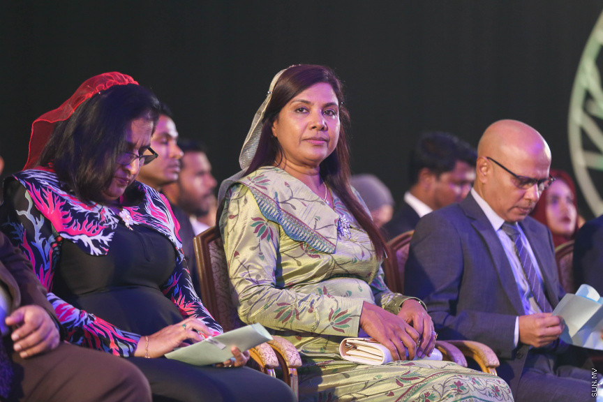 މާޗް 4، 2018: މިދިޔަ އަހަރު އޭލެވެލް އިމްތިހާނުގައި ބައިވެރިވެ އެންމެ ރަނގަޅު ނަތީޖާ ހޯދި ދަރިވަރުންނަށް ދޭ "ޓޮޕްއެޗީވާސް އެވޯޑް" ދިނުމަށް ދަރުބާރުގޭގެ ރަންނަބަނޑޭރި މާލަމުގައި ބޭއްވި ރަސްމިއްޔާތުގެ ތެރެއިން: އޭލެވެލް އިމްތިހާނުން އެއްވަނަ 44 ދަރިވަރަކު ހާސިލްކުރި -- ސަން ފޮޓޯ/ ފަޔާޒު މޫސާ