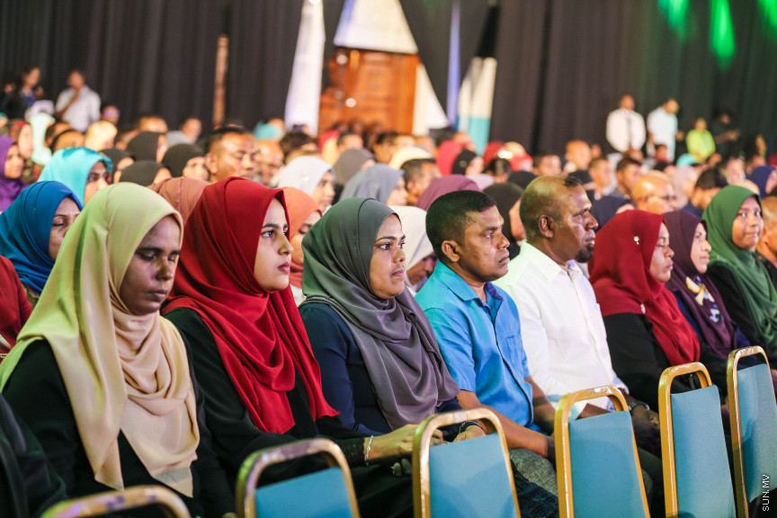 މާޗް 4، 2018: މިދިޔަ އަހަރު އޭލެވެލް އިމްތިހާނުގައި ބައިވެރިވެ އެންމެ ރަނގަޅު ނަތީޖާ ހޯދި ދަރިވަރުންނަށް ދޭ "ޓޮޕްއެޗީވާސް އެވޯޑް" ދިނުމަށް ދަރުބާރުގޭގެ ރަންނަބަނޑޭރި މާލަމުގައި ބޭއްވި ރަސްމިއްޔާތުގެ ތެރެއިން: އޭލެވެލް އިމްތިހާނުން އެއްވަނަ 44 ދަރިވަރަކު ހާސިލްކުރި -- ސަން ފޮޓޯ/ ފަޔާޒު މޫސާ
