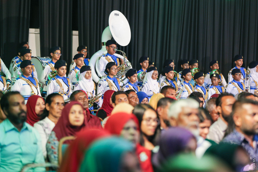މާޗް 4، 2018: މިދިޔަ އަހަރު އޭލެވެލް އިމްތިހާނުގައި ބައިވެރިވެ އެންމެ ރަނގަޅު ނަތީޖާ ހޯދި ދަރިވަރުންނަށް ދޭ "ޓޮޕްއެޗީވާސް އެވޯޑް" ދިނުމަށް ދަރުބާރުގޭގެ ރަންނަބަނޑޭރި މާލަމުގައި ބޭއްވި ރަސްމިއްޔާތުގެ ތެރެއިން: އޭލެވެލް އިމްތިހާނުން އެއްވަނަ 44 ދަރިވަރަކު ހާސިލްކުރި -- ސަން ފޮޓޯ/ ފަޔާޒު މޫސާ