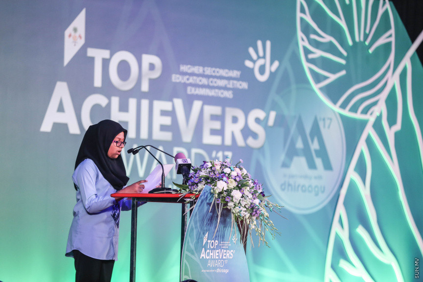 މާޗް 4، 2018: މިދިޔަ އަހަރު އޭލެވެލް އިމްތިހާނުގައި ބައިވެރިވެ އެންމެ ރަނގަޅު ނަތީޖާ ހޯދި ދަރިވަރުންނަށް ދޭ "ޓޮޕްއެޗީވާސް އެވޯޑް" ދިނުމަށް ދަރުބާރުގޭގެ ރަންނަބަނޑޭރި މާލަމުގައި ބޭއްވި ރަސްމިއްޔާތުގެ ތެރެއިން: އޭލެވެލް އިމްތިހާނުން އެއްވަނަ 44 ދަރިވަރަކު ހާސިލްކުރި -- ސަން ފޮޓޯ/ ފަޔާޒު މޫސާ