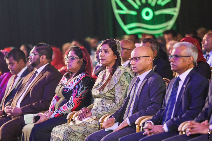 މާޗް 4، 2018: މިދިޔަ އަހަރު އޭލެވެލް އިމްތިހާނުގައި ބައިވެރިވެ އެންމެ ރަނގަޅު ނަތީޖާ ހޯދި ދަރިވަރުންނަށް ދޭ "ޓޮޕްއެޗީވާސް އެވޯޑް" ދިނުމަށް ދަރުބާރުގޭގެ ރަންނަބަނޑޭރި މާލަމުގައި ބޭއްވި ރަސްމިއްޔާތުގެ ތެރެއިން: އޭލެވެލް އިމްތިހާނުން އެއްވަނަ 44 ދަރިވަރަކު ހާސިލްކުރި -- ސަން ފޮޓޯ/ ފަޔާޒު މޫސާ