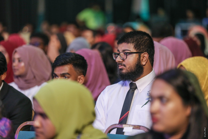 މާޗް 4، 2018: މިދިޔަ އަހަރު އޭލެވެލް އިމްތިހާނުގައި ބައިވެރިވެ އެންމެ ރަނގަޅު ނަތީޖާ ހޯދި ދަރިވަރުންނަށް ދޭ "ޓޮޕްއެޗީވާސް އެވޯޑް" ދިނުމަށް ދަރުބާރުގޭގެ ރަންނަބަނޑޭރި މާލަމުގައި ބޭއްވި ރަސްމިއްޔާތުގެ ތެރެއިން: އޭލެވެލް އިމްތިހާނުން އެއްވަނަ 44 ދަރިވަރަކު ހާސިލްކުރި -- ސަން ފޮޓޯ/ ފަޔާޒު މޫސާ