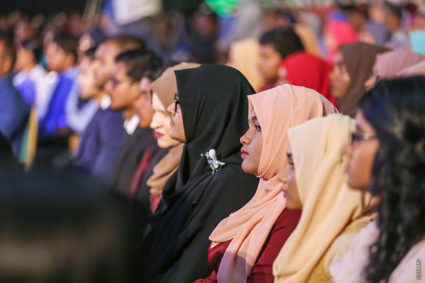 މާޗް 4، 2018: މިދިޔަ އަހަރު އޭލެވެލް އިމްތިހާނުގައި ބައިވެރިވެ އެންމެ ރަނގަޅު ނަތީޖާ ހޯދި ދަރިވަރުންނަށް ދޭ "ޓޮޕްއެޗީވާސް އެވޯޑް" ދިނުމަށް ދަރުބާރުގޭގެ ރަންނަބަނޑޭރި މާލަމުގައި ބޭއްވި ރަސްމިއްޔާތުގެ ތެރެއިން: އޭލެވެލް އިމްތިހާނުން އެއްވަނަ 44 ދަރިވަރަކު ހާސިލްކުރި -- ސަން ފޮޓޯ/ ފަޔާޒު މޫސާ