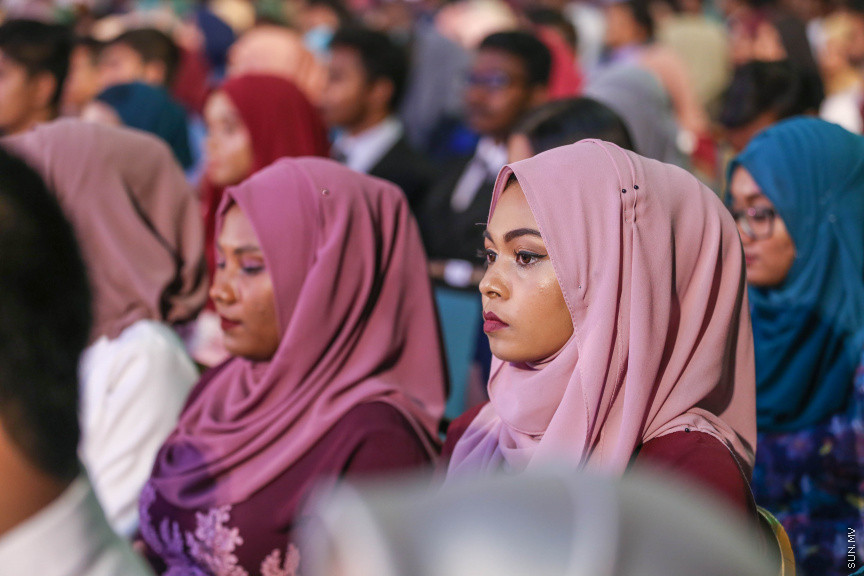މާޗް 4، 2018: މިދިޔަ އަހަރު އޭލެވެލް އިމްތިހާނުގައި ބައިވެރިވެ އެންމެ ރަނގަޅު ނަތީޖާ ހޯދި ދަރިވަރުންނަށް ދޭ "ޓޮޕްއެޗީވާސް އެވޯޑް" ދިނުމަށް ދަރުބާރުގޭގެ ރަންނަބަނޑޭރި މާލަމުގައި ބޭއްވި ރަސްމިއްޔާތުގެ ތެރެއިން: އޭލެވެލް އިމްތިހާނުން އެއްވަނަ 44 ދަރިވަރަކު ހާސިލްކުރި -- ސަން ފޮޓޯ/ ފަޔާޒު މޫސާ