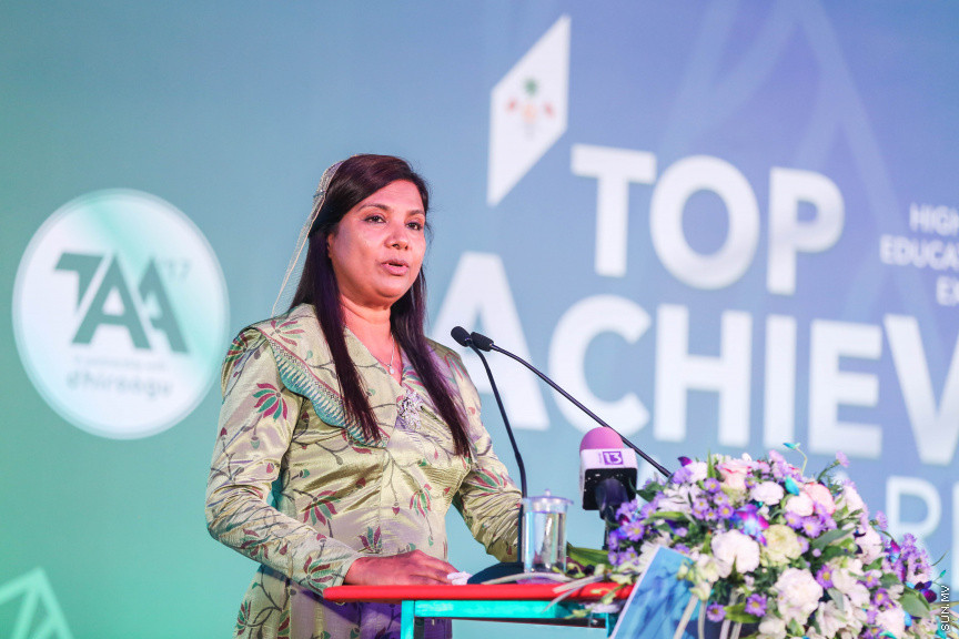 މާޗް 4، 2018: މިދިޔަ އަހަރު އޭލެވެލް އިމްތިހާނުގައި ބައިވެރިވެ އެންމެ ރަނގަޅު ނަތީޖާ ހޯދި ދަރިވަރުންނަށް ދޭ "ޓޮޕްއެޗީވާސް އެވޯޑް" ދިނުމަށް ދަރުބާރުގޭގެ ރަންނަބަނޑޭރި މާލަމުގައި ބޭއްވި ރަސްމިއްޔާތުގެ ތެރެއިން: އޭލެވެލް އިމްތިހާނުން އެއްވަނަ 44 ދަރިވަރަކު ހާސިލްކުރި -- ސަން ފޮޓޯ/ ފަޔާޒު މޫސާ
