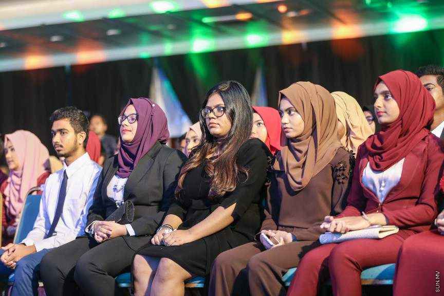 މާޗް 4، 2018: މިދިޔަ އަހަރު އޭލެވެލް އިމްތިހާނުގައި ބައިވެރިވެ އެންމެ ރަނގަޅު ނަތީޖާ ހޯދި ދަރިވަރުންނަށް ދޭ "ޓޮޕްއެޗީވާސް އެވޯޑް" ދިނުމަށް ދަރުބާރުގޭގެ ރަންނަބަނޑޭރި މާލަމުގައި ބޭއްވި ރަސްމިއްޔާތުގެ ތެރެއިން: އޭލެވެލް އިމްތިހާނުން އެއްވަނަ 44 ދަރިވަރަކު ހާސިލްކުރި -- ސަން ފޮޓޯ/ ފަޔާޒު މޫސާ