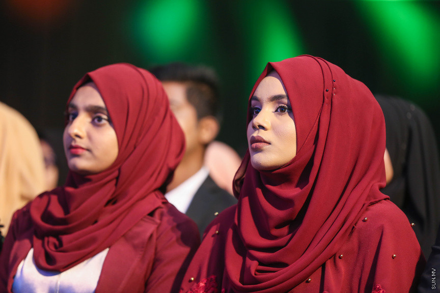 މާޗް 4، 2018: މިދިޔަ އަހަރު އޭލެވެލް އިމްތިހާނުގައި ބައިވެރިވެ އެންމެ ރަނގަޅު ނަތީޖާ ހޯދި ދަރިވަރުންނަށް ދޭ "ޓޮޕްއެޗީވާސް އެވޯޑް" ދިނުމަށް ދަރުބާރުގޭގެ ރަންނަބަނޑޭރި މާލަމުގައި ބޭއްވި ރަސްމިއްޔާތުގެ ތެރެއިން: އޭލެވެލް އިމްތިހާނުން އެއްވަނަ 44 ދަރިވަރަކު ހާސިލްކުރި -- ސަން ފޮޓޯ/ ފަޔާޒު މޫސާ