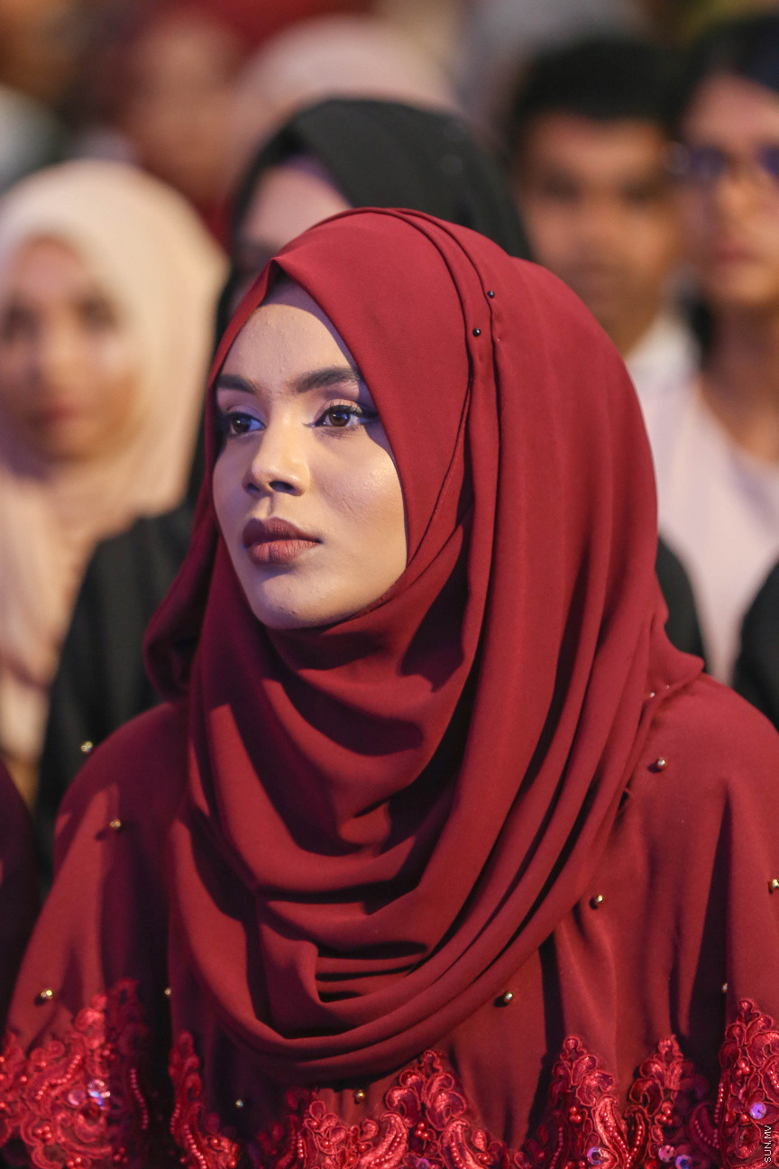 މާޗް 4، 2018: މިދިޔަ އަހަރު އޭލެވެލް އިމްތިހާނުގައި ބައިވެރިވެ އެންމެ ރަނގަޅު ނަތީޖާ ހޯދި ދަރިވަރުންނަށް ދޭ "ޓޮޕްއެޗީވާސް އެވޯޑް" ދިނުމަށް ދަރުބާރުގޭގެ ރަންނަބަނޑޭރި މާލަމުގައި ބޭއްވި ރަސްމިއްޔާތުގެ ތެރެއިން: އޭލެވެލް އިމްތިހާނުން އެއްވަނަ 44 ދަރިވަރަކު ހާސިލްކުރި -- ސަން ފޮޓޯ/ ފަޔާޒު މޫސާ