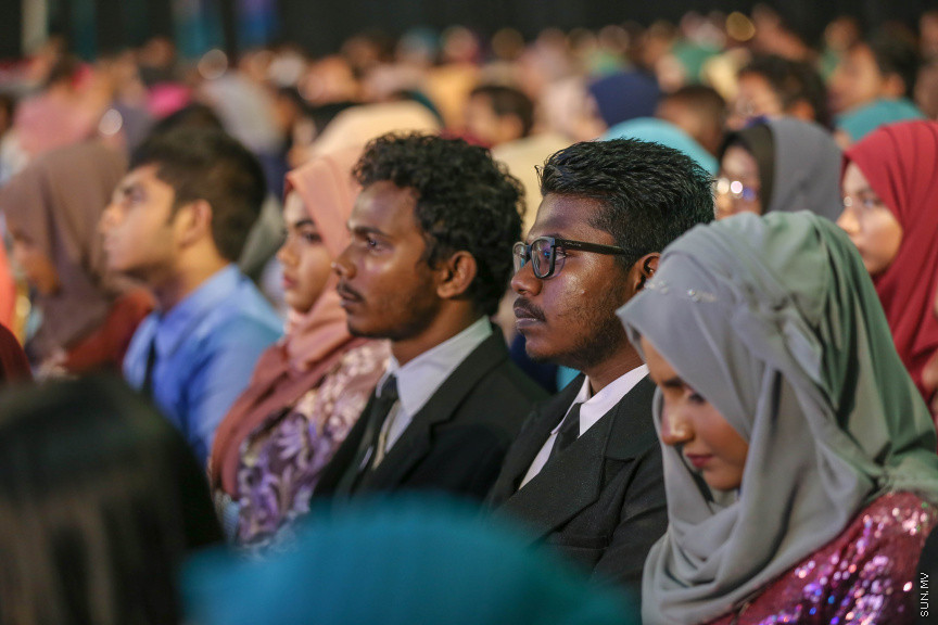 މާޗް 4، 2018: މިދިޔަ އަހަރު އޭލެވެލް އިމްތިހާނުގައި ބައިވެރިވެ އެންމެ ރަނގަޅު ނަތީޖާ ހޯދި ދަރިވަރުންނަށް ދޭ "ޓޮޕްއެޗީވާސް އެވޯޑް" ދިނުމަށް ދަރުބާރުގޭގެ ރަންނަބަނޑޭރި މާލަމުގައި ބޭއްވި ރަސްމިއްޔާތުގެ ތެރެއިން: އޭލެވެލް އިމްތިހާނުން އެއްވަނަ 44 ދަރިވަރަކު ހާސިލްކުރި -- ސަން ފޮޓޯ/ ފަޔާޒު މޫސާ