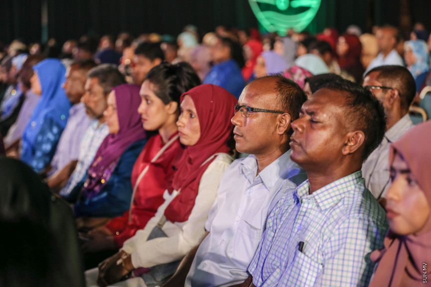 މާޗް 4، 2018: މިދިޔަ އަހަރު އޭލެވެލް އިމްތިހާނުގައި ބައިވެރިވެ އެންމެ ރަނގަޅު ނަތީޖާ ހޯދި ދަރިވަރުންނަށް ދޭ "ޓޮޕްއެޗީވާސް އެވޯޑް" ދިނުމަށް ދަރުބާރުގޭގެ ރަންނަބަނޑޭރި މާލަމުގައި ބޭއްވި ރަސްމިއްޔާތުގެ ތެރެއިން: އޭލެވެލް އިމްތިހާނުން އެއްވަނަ 44 ދަރިވަރަކު ހާސިލްކުރި -- ސަން ފޮޓޯ/ ފަޔާޒު މޫސާ