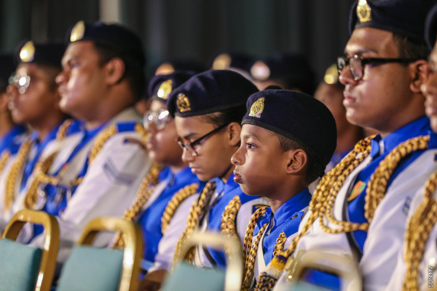 މާޗް 4، 2018: މިދިޔަ އަހަރު އޭލެވެލް އިމްތިހާނުގައި ބައިވެރިވެ އެންމެ ރަނގަޅު ނަތީޖާ ހޯދި ދަރިވަރުންނަށް ދޭ "ޓޮޕްއެޗީވާސް އެވޯޑް" ދިނުމަށް ދަރުބާރުގޭގެ ރަންނަބަނޑޭރި މާލަމުގައި ބޭއްވި ރަސްމިއްޔާތުގެ ތެރެއިން: އޭލެވެލް އިމްތިހާނުން އެއްވަނަ 44 ދަރިވަރަކު ހާސިލްކުރި -- ސަން ފޮޓޯ/ ފަޔާޒު މޫސާ