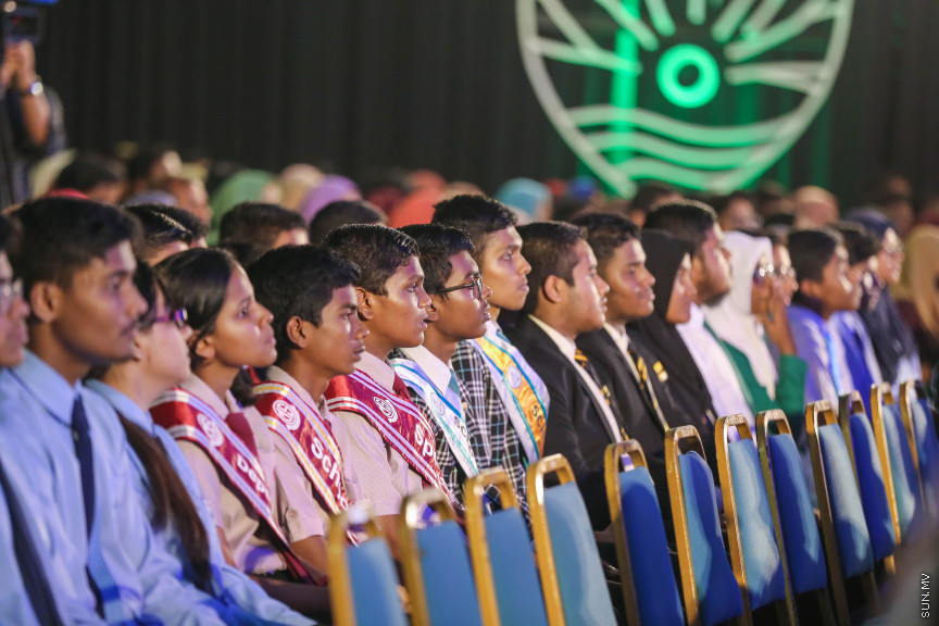 މާޗް 4، 2018: މިދިޔަ އަހަރު އޭލެވެލް އިމްތިހާނުގައި ބައިވެރިވެ އެންމެ ރަނގަޅު ނަތީޖާ ހޯދި ދަރިވަރުންނަށް ދޭ "ޓޮޕްއެޗީވާސް އެވޯޑް" ދިނުމަށް ދަރުބާރުގޭގެ ރަންނަބަނޑޭރި މާލަމުގައި ބޭއްވި ރަސްމިއްޔާތުގެ ތެރެއިން: އޭލެވެލް އިމްތިހާނުން އެއްވަނަ 44 ދަރިވަރަކު ހާސިލްކުރި -- ސަން ފޮޓޯ/ ފަޔާޒު މޫސާ