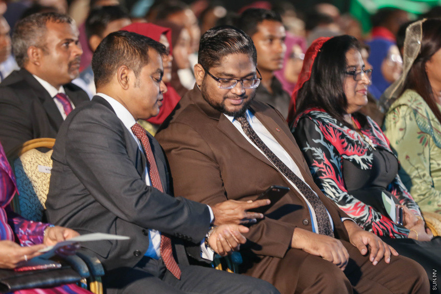 މާޗް 4، 2018: މިދިޔަ އަހަރު އޭލެވެލް އިމްތިހާނުގައި ބައިވެރިވެ އެންމެ ރަނގަޅު ނަތީޖާ ހޯދި ދަރިވަރުންނަށް ދޭ "ޓޮޕްއެޗީވާސް އެވޯޑް" ދިނުމަށް ދަރުބާރުގޭގެ ރަންނަބަނޑޭރި މާލަމުގައި ބޭއްވި ރަސްމިއްޔާތުގެ ތެރެއިން: އޭލެވެލް އިމްތިހާނުން އެއްވަނަ 44 ދަރިވަރަކު ހާސިލްކުރި -- ސަން ފޮޓޯ/ ފަޔާޒު މޫސާ