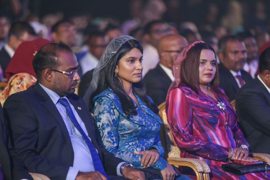 މާޗް 4، 2018: މިދިޔަ އަހަރު އޭލެވެލް އިމްތިހާނުގައި ބައިވެރިވެ އެންމެ ރަނގަޅު ނަތީޖާ ހޯދި ދަރިވަރުންނަށް ދޭ "ޓޮޕްއެޗީވާސް އެވޯޑް" ދިނުމަށް ދަރުބާރުގޭގެ ރަންނަބަނޑޭރި މާލަމުގައި ބޭއްވި ރަސްމިއްޔާތުގެ ތެރެއިން: އޭލެވެލް އިމްތިހާނުން އެއްވަނަ 44 ދަރިވަރަކު ހާސިލްކުރި -- ސަން ފޮޓޯ/ ފަޔާޒު މޫސާ