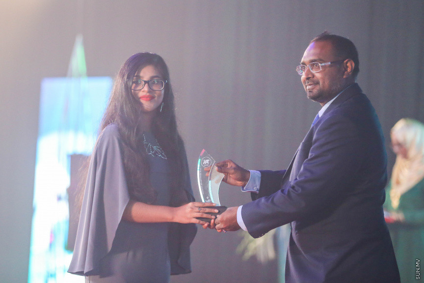 މާޗް 4، 2018: މިދިޔަ އަހަރު އޭލެވެލް އިމްތިހާނުގައި ބައިވެރިވެ އެންމެ ރަނގަޅު ނަތީޖާ ހޯދި ދަރިވަރުންނަށް ދޭ "ޓޮޕްއެޗީވާސް އެވޯޑް" ދިނުމަށް ދަރުބާރުގޭގެ ރަންނަބަނޑޭރި މާލަމުގައި ބޭއްވި ރަސްމިއްޔާތުގެ ތެރެއިން: އޭލެވެލް އިމްތިހާނުން އެއްވަނަ 44 ދަރިވަރަކު ހާސިލްކުރި -- ސަން ފޮޓޯ/ ފަޔާޒު މޫސާ