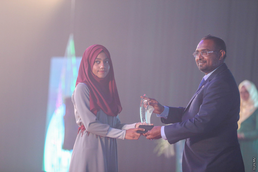 މާޗް 4، 2018: މިދިޔަ އަހަރު އޭލެވެލް އިމްތިހާނުގައި ބައިވެރިވެ އެންމެ ރަނގަޅު ނަތީޖާ ހޯދި ދަރިވަރުންނަށް ދޭ "ޓޮޕްއެޗީވާސް އެވޯޑް" ދިނުމަށް ދަރުބާރުގޭގެ ރަންނަބަނޑޭރި މާލަމުގައި ބޭއްވި ރަސްމިއްޔާތުގެ ތެރެއިން: އޭލެވެލް އިމްތިހާނުން އެއްވަނަ 44 ދަރިވަރަކު ހާސިލްކުރި -- ސަން ފޮޓޯ/ ފަޔާޒު މޫސާ