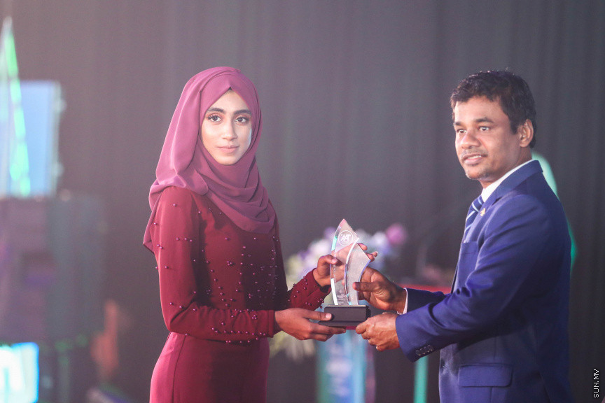 މާޗް 4، 2018: މިދިޔަ އަހަރު އޭލެވެލް އިމްތިހާނުގައި ބައިވެރިވެ އެންމެ ރަނގަޅު ނަތީޖާ ހޯދި ދަރިވަރުންނަށް ދޭ "ޓޮޕްއެޗީވާސް އެވޯޑް" ދިނުމަށް ދަރުބާރުގޭގެ ރަންނަބަނޑޭރި މާލަމުގައި ބޭއްވި ރަސްމިއްޔާތުގެ ތެރެއިން: އޭލެވެލް އިމްތިހާނުން އެއްވަނަ 44 ދަރިވަރަކު ހާސިލްކުރި -- ސަން ފޮޓޯ/ ފަޔާޒު މޫސާ