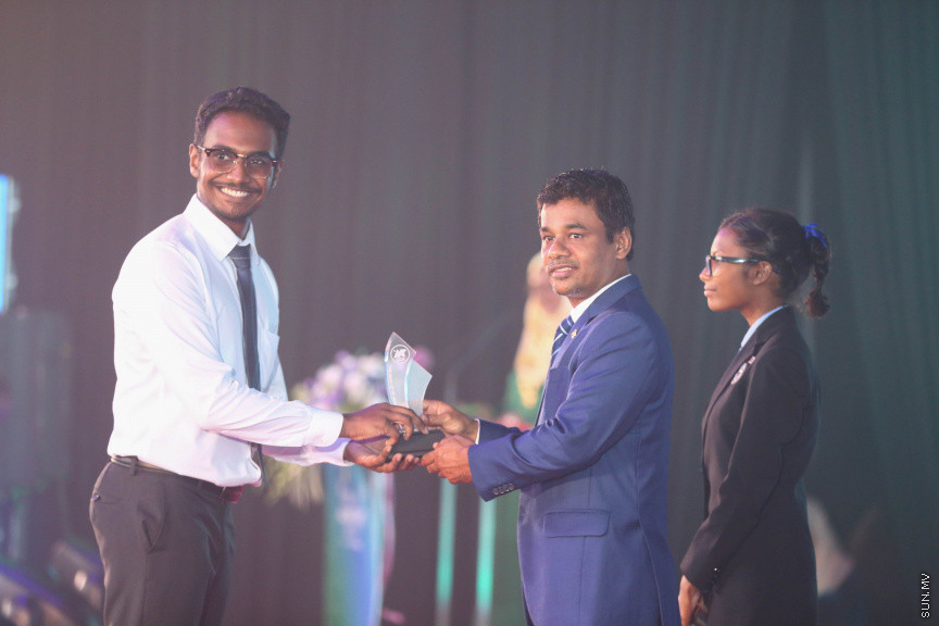 މާޗް 4، 2018: މިދިޔަ އަހަރު އޭލެވެލް އިމްތިހާނުގައި ބައިވެރިވެ އެންމެ ރަނގަޅު ނަތީޖާ ހޯދި ދަރިވަރުންނަށް ދޭ "ޓޮޕްއެޗީވާސް އެވޯޑް" ދިނުމަށް ދަރުބާރުގޭގެ ރަންނަބަނޑޭރި މާލަމުގައި ބޭއްވި ރަސްމިއްޔާތުގެ ތެރެއިން: އޭލެވެލް އިމްތިހާނުން އެއްވަނަ 44 ދަރިވަރަކު ހާސިލްކުރި -- ސަން ފޮޓޯ/ ފަޔާޒު މޫސާ