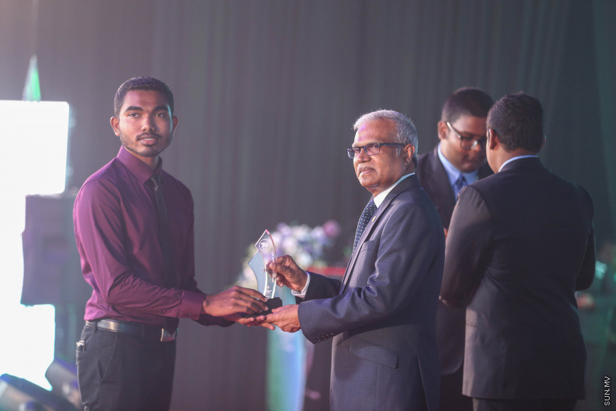 މާޗް 4، 2018: މިދިޔަ އަހަރު އޭލެވެލް އިމްތިހާނުގައި ބައިވެރިވެ އެންމެ ރަނގަޅު ނަތީޖާ ހޯދި ދަރިވަރުންނަށް ދޭ "ޓޮޕްއެޗީވާސް އެވޯޑް" ދިނުމަށް ދަރުބާރުގޭގެ ރަންނަބަނޑޭރި މާލަމުގައި ބޭއްވި ރަސްމިއްޔާތުގެ ތެރެއިން: އޭލެވެލް އިމްތިހާނުން އެއްވަނަ 44 ދަރިވަރަކު ހާސިލްކުރި -- ސަން ފޮޓޯ/ ފަޔާޒު މޫސާ