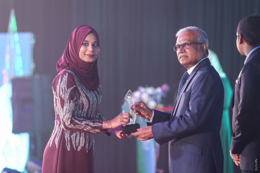 މާޗް 4، 2018: މިދިޔަ އަހަރު އޭލެވެލް އިމްތިހާނުގައި ބައިވެރިވެ އެންމެ ރަނގަޅު ނަތީޖާ ހޯދި ދަރިވަރުންނަށް ދޭ "ޓޮޕްއެޗީވާސް އެވޯޑް" ދިނުމަށް ދަރުބާރުގޭގެ ރަންނަބަނޑޭރި މާލަމުގައި ބޭއްވި ރަސްމިއްޔާތުގެ ތެރެއިން: އޭލެވެލް އިމްތިހާނުން އެއްވަނަ 44 ދަރިވަރަކު ހާސިލްކުރި -- ސަން ފޮޓޯ/ ފަޔާޒު މޫސާ