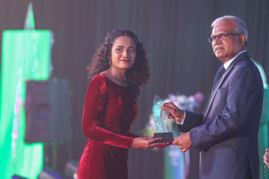 މާޗް 4، 2018: މިދިޔަ އަހަރު އޭލެވެލް އިމްތިހާނުގައި ބައިވެރިވެ އެންމެ ރަނގަޅު ނަތީޖާ ހޯދި ދަރިވަރުންނަށް ދޭ "ޓޮޕްއެޗީވާސް އެވޯޑް" ދިނުމަށް ދަރުބާރުގޭގެ ރަންނަބަނޑޭރި މާލަމުގައި ބޭއްވި ރަސްމިއްޔާތުގެ ތެރެއިން: އޭލެވެލް އިމްތިހާނުން އެއްވަނަ 44 ދަރިވަރަކު ހާސިލްކުރި -- ސަން ފޮޓޯ/ ފަޔާޒު މޫސާ
