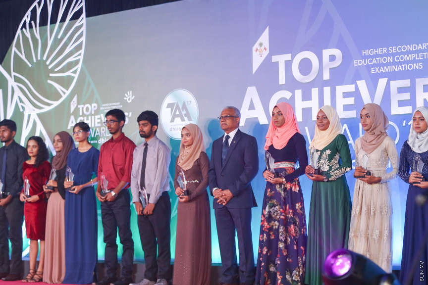 މާޗް 4، 2018: މިދިޔަ އަހަރު އޭލެވެލް އިމްތިހާނުގައި ބައިވެރިވެ އެންމެ ރަނގަޅު ނަތީޖާ ހޯދި ދަރިވަރުންނަށް ދޭ "ޓޮޕްއެޗީވާސް އެވޯޑް" ދިނުމަށް ދަރުބާރުގޭގެ ރަންނަބަނޑޭރި މާލަމުގައި ބޭއްވި ރަސްމިއްޔާތުގެ ތެރެއިން: އޭލެވެލް އިމްތިހާނުން އެއްވަނަ 44 ދަރިވަރަކު ހާސިލްކުރި -- ސަން ފޮޓޯ/ ފަޔާޒު މޫސާ