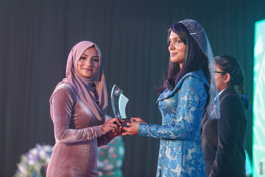 މާޗް 4، 2018: މިދިޔަ އަހަރު އޭލެވެލް އިމްތިހާނުގައި ބައިވެރިވެ އެންމެ ރަނގަޅު ނަތީޖާ ހޯދި ދަރިވަރުންނަށް ދޭ "ޓޮޕްއެޗީވާސް އެވޯޑް" ދިނުމަށް ދަރުބާރުގޭގެ ރަންނަބަނޑޭރި މާލަމުގައި ބޭއްވި ރަސްމިއްޔާތުގެ ތެރެއިން: އޭލެވެލް އިމްތިހާނުން އެއްވަނަ 44 ދަރިވަރަކު ހާސިލްކުރި -- ސަން ފޮޓޯ/ ފަޔާޒު މޫސާ