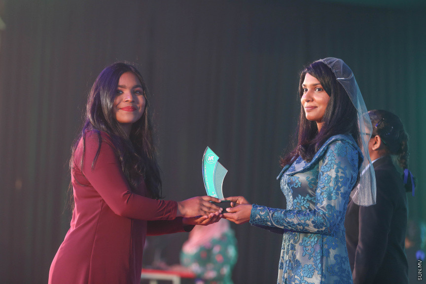މާޗް 4، 2018: މިދިޔަ އަހަރު އޭލެވެލް އިމްތިހާނުގައި ބައިވެރިވެ އެންމެ ރަނގަޅު ނަތީޖާ ހޯދި ދަރިވަރުންނަށް ދޭ "ޓޮޕްއެޗީވާސް އެވޯޑް" ދިނުމަށް ދަރުބާރުގޭގެ ރަންނަބަނޑޭރި މާލަމުގައި ބޭއްވި ރަސްމިއްޔާތުގެ ތެރެއިން: އޭލެވެލް އިމްތިހާނުން އެއްވަނަ 44 ދަރިވަރަކު ހާސިލްކުރި -- ސަން ފޮޓޯ/ ފަޔާޒު މޫސާ