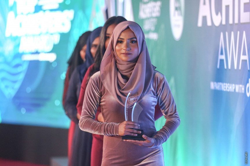 މާޗް 4، 2018: މިދިޔަ އަހަރު އޭލެވެލް އިމްތިހާނުގައި ބައިވެރިވެ އެންމެ ރަނގަޅު ނަތީޖާ ހޯދި ދަރިވަރުންނަށް ދޭ "ޓޮޕްއެޗީވާސް އެވޯޑް" ދިނުމަށް ދަރުބާރުގޭގެ ރަންނަބަނޑޭރި މާލަމުގައި ބޭއްވި ރަސްމިއްޔާތުގެ ތެރެއިން: އޭލެވެލް އިމްތިހާނުން އެއްވަނަ 44 ދަރިވަރަކު ހާސިލްކުރި -- ސަން ފޮޓޯ/ ފަޔާޒު މޫސާ