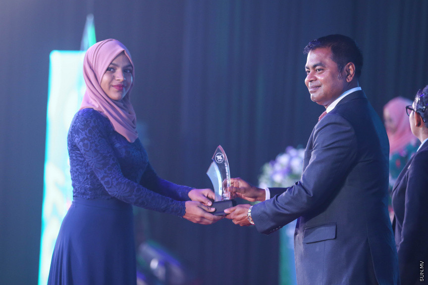 މާޗް 4، 2018: މިދިޔަ އަހަރު އޭލެވެލް އިމްތިހާނުގައި ބައިވެރިވެ އެންމެ ރަނގަޅު ނަތީޖާ ހޯދި ދަރިވަރުންނަށް ދޭ "ޓޮޕްއެޗީވާސް އެވޯޑް" ދިނުމަށް ދަރުބާރުގޭގެ ރަންނަބަނޑޭރި މާލަމުގައި ބޭއްވި ރަސްމިއްޔާތުގެ ތެރެއިން: އޭލެވެލް އިމްތިހާނުން އެއްވަނަ 44 ދަރިވަރަކު ހާސިލްކުރި -- ސަން ފޮޓޯ/ ފަޔާޒު މޫސާ