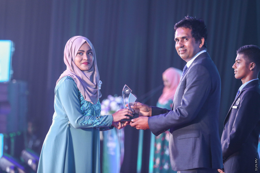 މާޗް 4، 2018: މިދިޔަ އަހަރު އޭލެވެލް އިމްތިހާނުގައި ބައިވެރިވެ އެންމެ ރަނގަޅު ނަތީޖާ ހޯދި ދަރިވަރުންނަށް ދޭ "ޓޮޕްއެޗީވާސް އެވޯޑް" ދިނުމަށް ދަރުބާރުގޭގެ ރަންނަބަނޑޭރި މާލަމުގައި ބޭއްވި ރަސްމިއްޔާތުގެ ތެރެއިން: އޭލެވެލް އިމްތިހާނުން އެއްވަނަ 44 ދަރިވަރަކު ހާސިލްކުރި -- ސަން ފޮޓޯ/ ފަޔާޒު މޫސާ