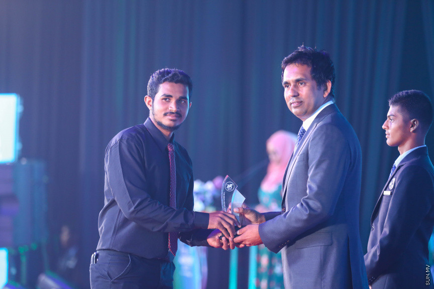 މާޗް 4، 2018: މިދިޔަ އަހަރު އޭލެވެލް އިމްތިހާނުގައި ބައިވެރިވެ އެންމެ ރަނގަޅު ނަތީޖާ ހޯދި ދަރިވަރުންނަށް ދޭ "ޓޮޕްއެޗީވާސް އެވޯޑް" ދިނުމަށް ދަރުބާރުގޭގެ ރަންނަބަނޑޭރި މާލަމުގައި ބޭއްވި ރަސްމިއްޔާތުގެ ތެރެއިން: އޭލެވެލް އިމްތިހާނުން އެއްވަނަ 44 ދަރިވަރަކު ހާސިލްކުރި -- ސަން ފޮޓޯ/ ފަޔާޒު މޫސާ