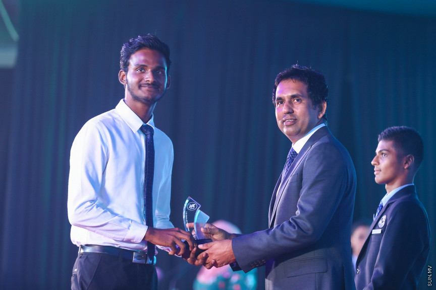 މާޗް 4، 2018: މިދިޔަ އަހަރު އޭލެވެލް އިމްތިހާނުގައި ބައިވެރިވެ އެންމެ ރަނގަޅު ނަތީޖާ ހޯދި ދަރިވަރުންނަށް ދޭ "ޓޮޕްއެޗީވާސް އެވޯޑް" ދިނުމަށް ދަރުބާރުގޭގެ ރަންނަބަނޑޭރި މާލަމުގައި ބޭއްވި ރަސްމިއްޔާތުގެ ތެރެއިން: އޭލެވެލް އިމްތިހާނުން އެއްވަނަ 44 ދަރިވަރަކު ހާސިލްކުރި -- ސަން ފޮޓޯ/ ފަޔާޒު މޫސާ