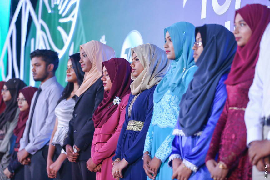 މާޗް 4، 2018: މިދިޔަ އަހަރު އޭލެވެލް އިމްތިހާނުގައި ބައިވެރިވެ އެންމެ ރަނގަޅު ނަތީޖާ ހޯދި ދަރިވަރުންނަށް ދޭ "ޓޮޕްއެޗީވާސް އެވޯޑް" ދިނުމަށް ދަރުބާރުގޭގެ ރަންނަބަނޑޭރި މާލަމުގައި ބޭއްވި ރަސްމިއްޔާތުގެ ތެރެއިން: އޭލެވެލް އިމްތިހާނުން އެއްވަނަ 44 ދަރިވަރަކު ހާސިލްކުރި -- ސަން ފޮޓޯ/ ފަޔާޒު މޫސާ