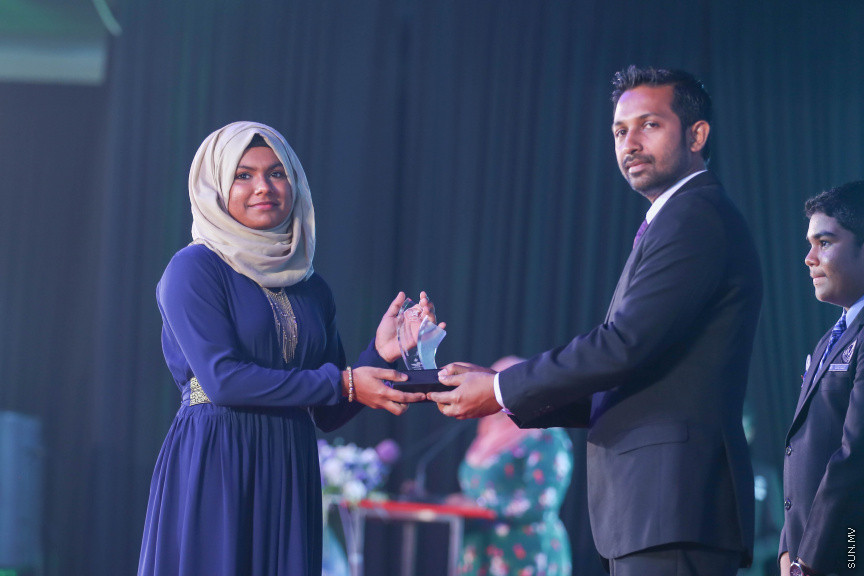 މާޗް 4، 2018: މިދިޔަ އަހަރު އޭލެވެލް އިމްތިހާނުގައި ބައިވެރިވެ އެންމެ ރަނގަޅު ނަތީޖާ ހޯދި ދަރިވަރުންނަށް ދޭ "ޓޮޕްއެޗީވާސް އެވޯޑް" ދިނުމަށް ދަރުބާރުގޭގެ ރަންނަބަނޑޭރި މާލަމުގައި ބޭއްވި ރަސްމިއްޔާތުގެ ތެރެއިން: އޭލެވެލް އިމްތިހާނުން އެއްވަނަ 44 ދަރިވަރަކު ހާސިލްކުރި -- ސަން ފޮޓޯ/ ފަޔާޒު މޫސާ