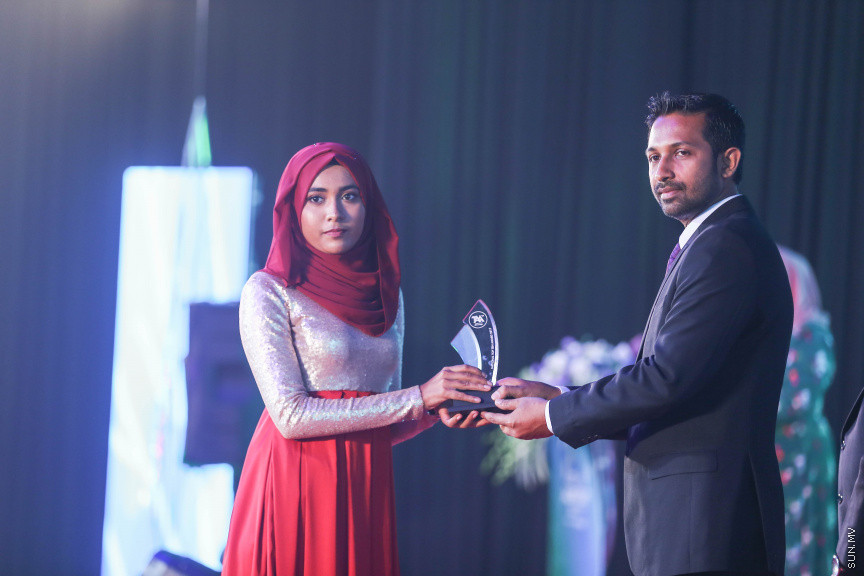 މާޗް 4، 2018: މިދިޔަ އަހަރު އޭލެވެލް އިމްތިހާނުގައި ބައިވެރިވެ އެންމެ ރަނގަޅު ނަތީޖާ ހޯދި ދަރިވަރުންނަށް ދޭ "ޓޮޕްއެޗީވާސް އެވޯޑް" ދިނުމަށް ދަރުބާރުގޭގެ ރަންނަބަނޑޭރި މާލަމުގައި ބޭއްވި ރަސްމިއްޔާތުގެ ތެރެއިން: އޭލެވެލް އިމްތިހާނުން އެއްވަނަ 44 ދަރިވަރަކު ހާސިލްކުރި -- ސަން ފޮޓޯ/ ފަޔާޒު މޫސާ