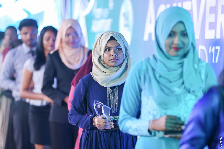 މާޗް 4، 2018: މިދިޔަ އަހަރު އޭލެވެލް އިމްތިހާނުގައި ބައިވެރިވެ އެންމެ ރަނގަޅު ނަތީޖާ ހޯދި ދަރިވަރުންނަށް ދޭ "ޓޮޕްއެޗީވާސް އެވޯޑް" ދިނުމަށް ދަރުބާރުގޭގެ ރަންނަބަނޑޭރި މާލަމުގައި ބޭއްވި ރަސްމިއްޔާތުގެ ތެރެއިން: އޭލެވެލް އިމްތިހާނުން އެއްވަނަ 44 ދަރިވަރަކު ހާސިލްކުރި -- ސަން ފޮޓޯ/ ފަޔާޒު މޫސާ