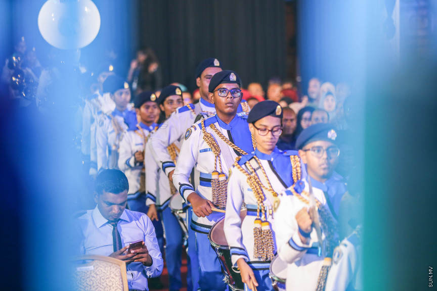 މާޗް 4، 2018: މިދިޔަ އަހަރު އޭލެވެލް އިމްތިހާނުގައި ބައިވެރިވެ އެންމެ ރަނގަޅު ނަތީޖާ ހޯދި ދަރިވަރުންނަށް ދޭ "ޓޮޕްއެޗީވާސް އެވޯޑް" ދިނުމަށް ދަރުބާރުގޭގެ ރަންނަބަނޑޭރި މާލަމުގައި ބޭއްވި ރަސްމިއްޔާތުގެ ތެރެއިން: އޭލެވެލް އިމްތިހާނުން އެއްވަނަ 44 ދަރިވަރަކު ހާސިލްކުރި -- ސަން ފޮޓޯ/ ފަޔާޒު މޫސާ