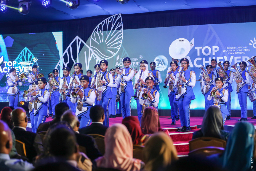 މާޗް 4، 2018: މިދިޔަ އަހަރު އޭލެވެލް އިމްތިހާނުގައި ބައިވެރިވެ އެންމެ ރަނގަޅު ނަތީޖާ ހޯދި ދަރިވަރުންނަށް ދޭ "ޓޮޕްއެޗީވާސް އެވޯޑް" ދިނުމަށް ދަރުބާރުގޭގެ ރަންނަބަނޑޭރި މާލަމުގައި ބޭއްވި ރަސްމިއްޔާތުގެ ތެރެއިން: އޭލެވެލް އިމްތިހާނުން އެއްވަނަ 44 ދަރިވަރަކު ހާސިލްކުރި -- ސަން ފޮޓޯ/ ފަޔާޒު މޫސާ