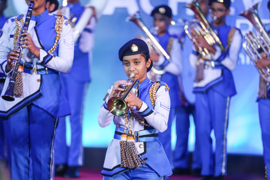 މާޗް 4، 2018: މިދިޔަ އަހަރު އޭލެވެލް އިމްތިހާނުގައި ބައިވެރިވެ އެންމެ ރަނގަޅު ނަތީޖާ ހޯދި ދަރިވަރުންނަށް ދޭ "ޓޮޕްއެޗީވާސް އެވޯޑް" ދިނުމަށް ދަރުބާރުގޭގެ ރަންނަބަނޑޭރި މާލަމުގައި ބޭއްވި ރަސްމިއްޔާތުގެ ތެރެއިން: އޭލެވެލް އިމްތިހާނުން އެއްވަނަ 44 ދަރިވަރަކު ހާސިލްކުރި -- ސަން ފޮޓޯ/ ފަޔާޒު މޫސާ