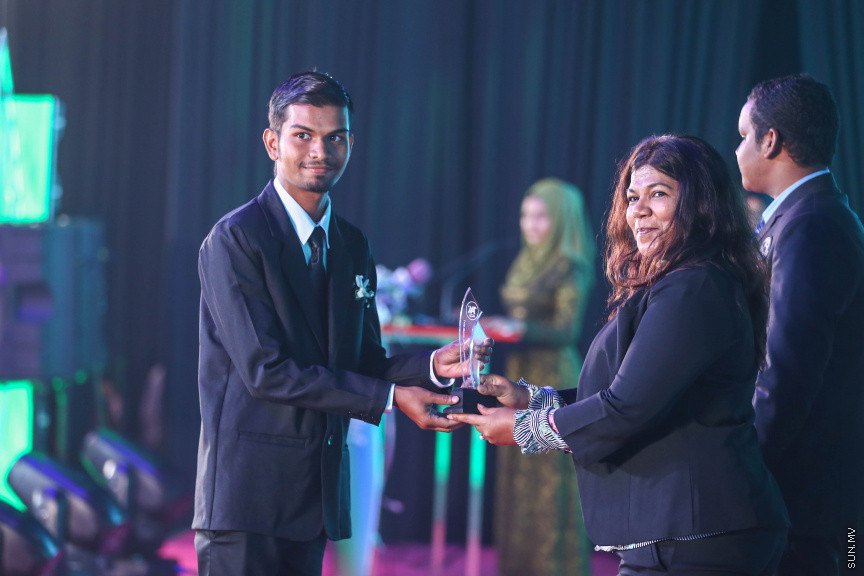 މާޗް 4، 2018: މިދިޔަ އަހަރު އޭލެވެލް އިމްތިހާނުގައި ބައިވެރިވެ އެންމެ ރަނގަޅު ނަތީޖާ ހޯދި ދަރިވަރުންނަށް ދޭ "ޓޮޕްއެޗީވާސް އެވޯޑް" ދިނުމަށް ދަރުބާރުގޭގެ ރަންނަބަނޑޭރި މާލަމުގައި ބޭއްވި ރަސްމިއްޔާތުގެ ތެރެއިން: އޭލެވެލް އިމްތިހާނުން އެއްވަނަ 44 ދަރިވަރަކު ހާސިލްކުރި -- ސަން ފޮޓޯ/ ފަޔާޒު މޫސާ